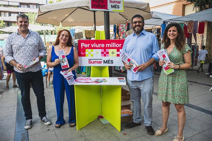 Archivo - Los candidatos de Sumar MÉS al Congreso, Vicen Vidal y Viviana de Sans, en un acto de campaña