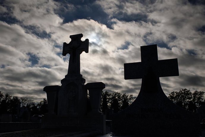Archivo - Vista de varias lápidas en el cementerio de La Almudena, a 1 de noviembre de 2022, en Madrid (España).
