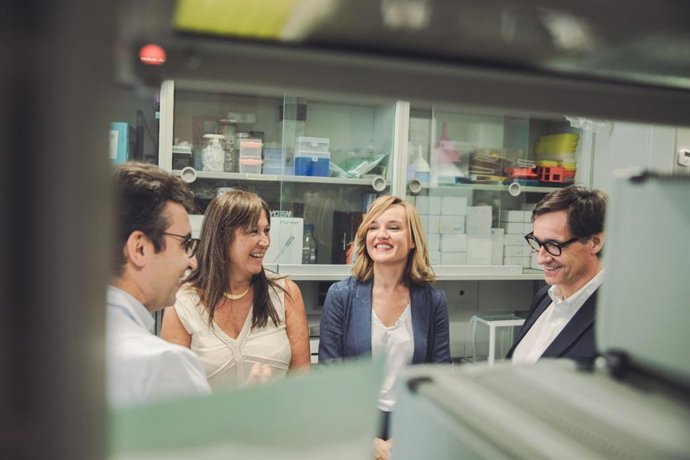 El primer secretario del PSC y exministro de Sanidad, Salvador Illa, y la candidata del PSOE al Congreso por Zaragoza, Pilar Alegría,
Visitan el Centro de Investigación Biomédica de Aragón.