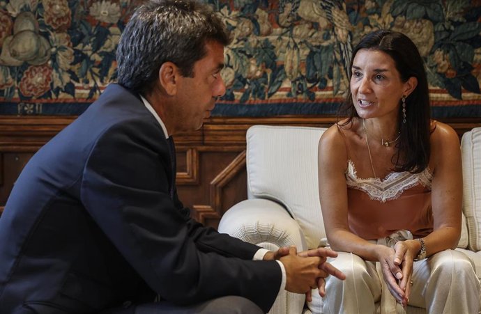 (I-D) El presidente de la Generalitat valenciana, Carlos Mazón y la nueva consellera de Hacienda, Economía y Administración Pública, Ruth Merino.