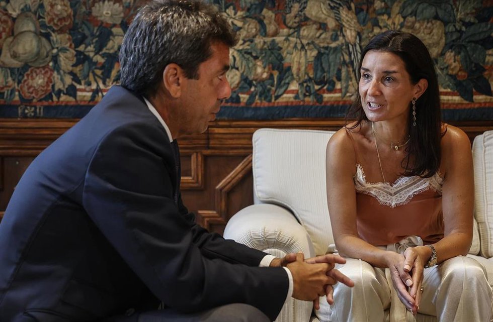 (I-D) El presidente de la Generalitat valenciana, Carlos Mazón y la nueva consellera de Hacienda, Economía y Administración Pública, Ruth Merino.