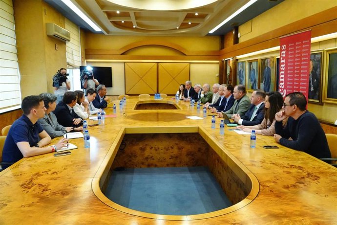 Reunión de la candidata del PSOE al Congreso por Asturias, Adriana Lastra, con representantes de las Cámaras de Comercio de Asturias.