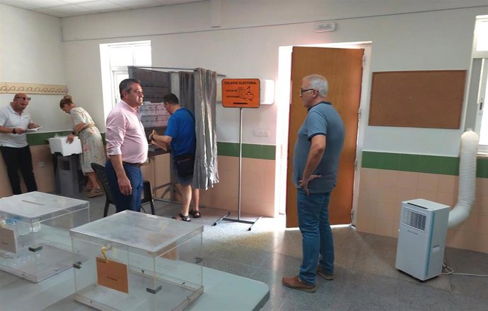 Ayuntamiento Alcantarilla distribuye aparatos de aire acondicionado portátiles para climatizar los colegios electorales