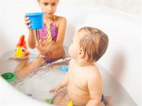 Ideas para refrescarse con 10 juegos de agua dentro de casa