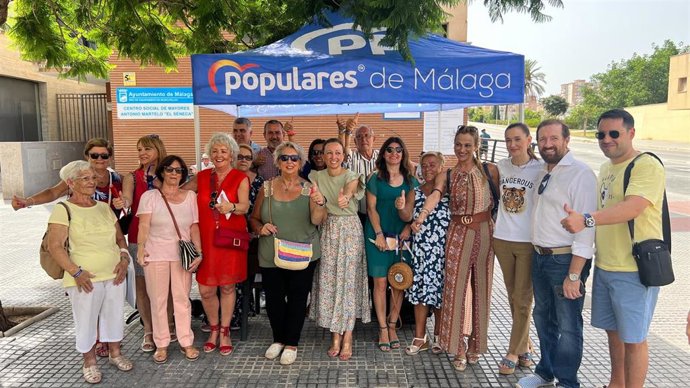 La presidenta provincial de PP, Patricia Navarro, junto con la coordinadora de la campaña del 23J en la capital malagueña, Elisa Pérez de Siles; y la concejala de distrito, Teresa Porras en su visita a una carpa informativa y un reparo electoral