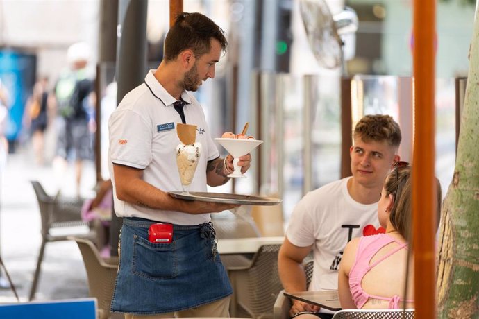 Varias personas en la terraza de un bar, a 11 de julio de 2023, en Palma de Mallorca, Mallorca, Baleares (España). 