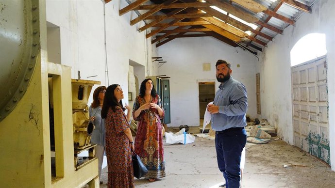 El Alcalde de Marratxí, Jaume Llompart, visitando el edificio de 'Sa Refinadora' este miércoles.