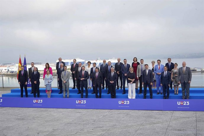 Foto de familia, en la primera fila, el comisario de Medio Ambiente, Océanos y Pesca, Virginijus Sinkevicius (4i) y el ministro de Agricultura, Pesca y Alimentación, Luis Planas (5i), posan junto a los ministros de Pesca de la Unión Europea, a su llegad