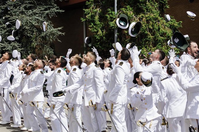 Los oficiales y suboficiales de los Cuerpos Comunes de la Defensa tiran el gorro durante la entrega de Reales Despachos, a 17 de julio de 2023, en Madrid (España). L?a Academia Central de la Defensa (ACD), es el centro docente militar responsable de la 