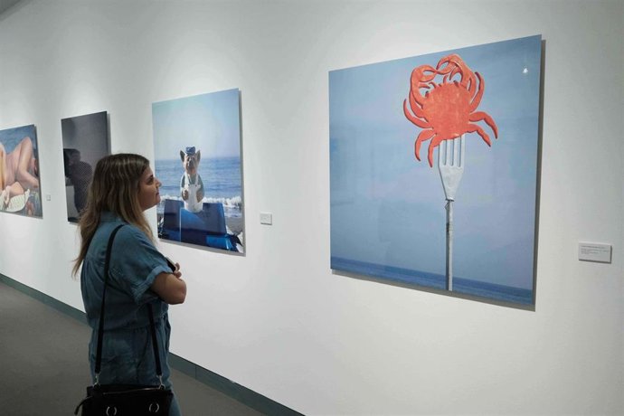 Una mujer contempla uno de los cuadros de la exposición.
