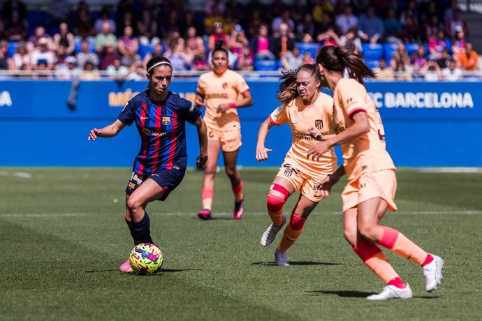 Archivo - Aitana Bonmati of Fc Barcelona Femenino in action during the Liga F match between FC Barcelona and Atletico de Madrid  at Johan Cruyff Stadium on April 15, 2023 in Barcelona, Spain.