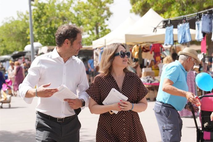 La candidata número dos del PP al Congreso de los Diputados por Madrid, Marta Rivera de la Cruz, y el alcalde de Torrejón de Ardoz, Ignacio Vázquez, visita comercios y establecimientos del municipio.
