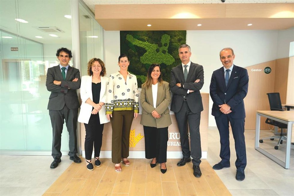 El director general de Caja Rural de Asturias, Antonio Romero, el director de zona Jesús Bello y el director de la oficina de Cabezón de la Sal, David Flórez, con su equipo.