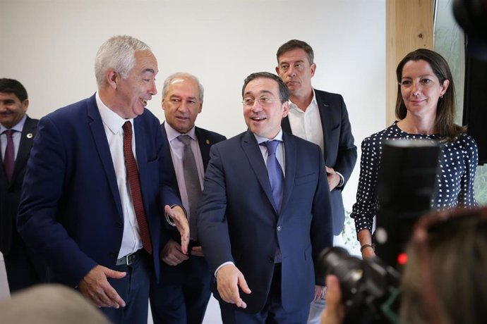 El ministro de Asuntos Exteriores, Unión Europea y Cooperación, José Manuel Albares Bueno (c), y la alcaldesa de Lugo, Lara Méndez, participan en el encuentro 'Lugo en Europa', en el Edificio Impulso Verde, a 19 de julio de 2023, en Lugo, Galicia (Españ