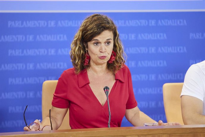 La portavoz adjunta del Grupo Por Andalucía, Esperanza Gómez, durante la ronda de ruedas de prensa de portavoces de los grupos parlamentarios en el Parlamento de Andalucía, a 19 de julio de 2023 en Sevilla (Andalucía, España). Los portavoces de los grup