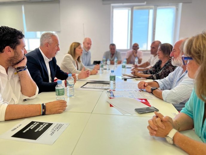 Ruiz Boix reunido con representantes sindicales de CCOO y UGT.
