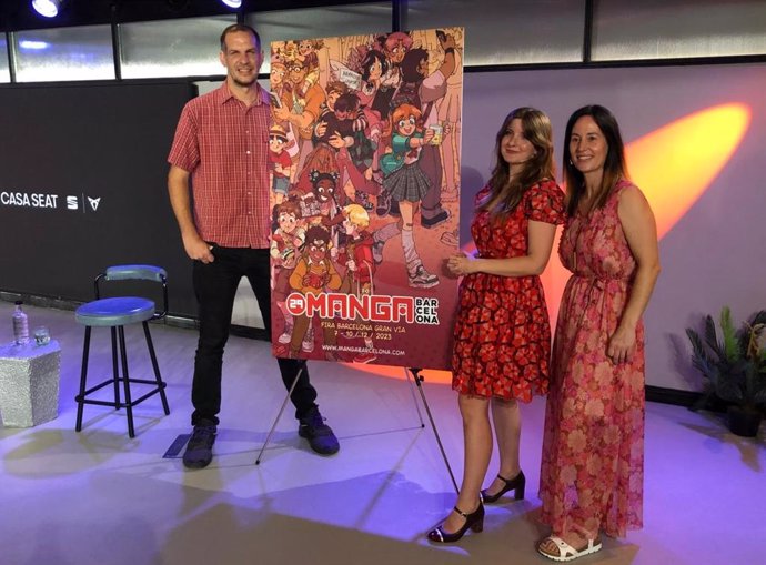 Presentación del cartel del 29 Manga Barcelona con el coordinador de Actividades del salón, Oriol Estrada, la autora, Míriam Bonastre, y la directora general de Ficomic, Meritxell Puig.