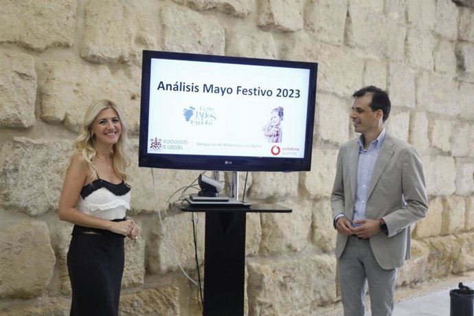 La teniente de alcalde delegada de Modernización Digital del Ayuntamiento de Córdoba, Lourdes Morales, presenta los datos de visitantes de la Feria y de la Fiesta de los Patios.