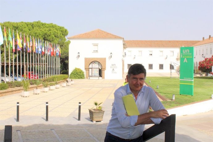 El exministro e investigador Manuel Pimentel en la sede de La Rábida de la UNIA