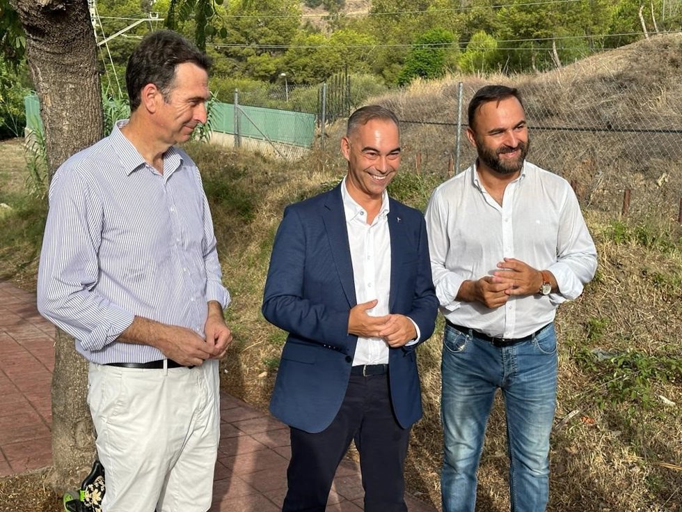 El candidato del PP de Málaga al Congreso de los Diputados Mario Cortés acompañado por el alcalde del municipio malagueño de Benalmádena, Juan Antonio Lara, en una visista al municipio