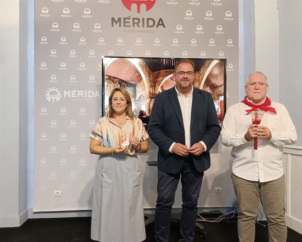 El alcalde de Mérida, Antonio Rodríguez Osuna, la delegada de Semana Santa, Ana Aragoneses, y el director de la Oficina Técnica 'Mérida Destino Peregrino', Jaime Ruiz Peña, este miércoles en el ayuntamiento