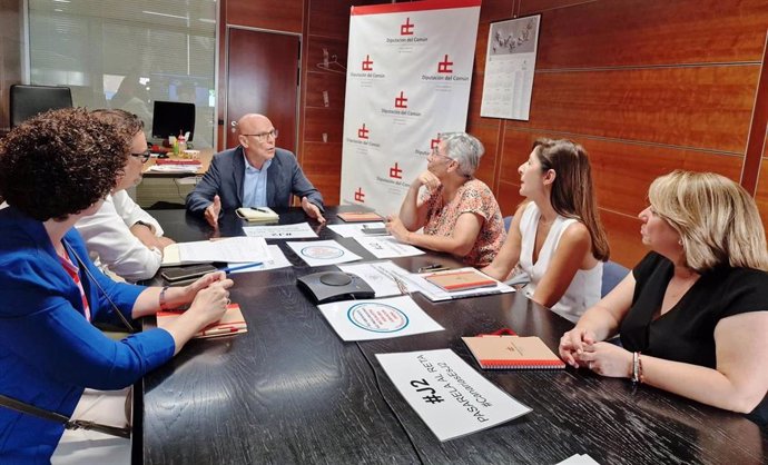 El Diputado del Común, Rafael Yanes, y la adjunta segunda, Milagros Fuentes, se reúne con abogados y procuradores del movimiento J2