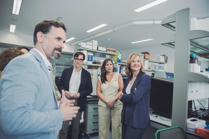 La candidata del PSOE al Congreso por Zaragoza y ministra de Educación y FP, Pilar Alegría, y el primer secretario del PSC y exministro de Sanidad, Salvador Illa, visitan el Centro de Investigación Biomédica de Aragón.