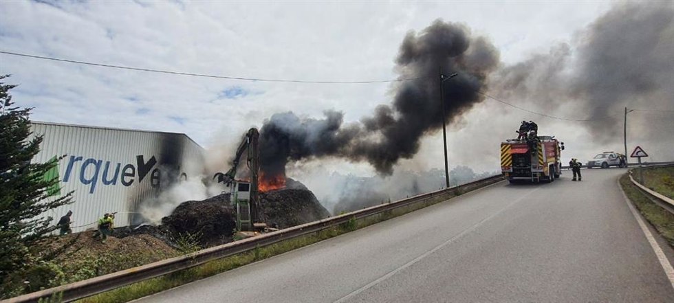 Intervención de Bomberos de Gijón en un incendio en Veriña
