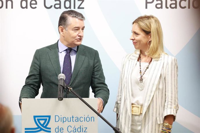 Antonio Sanz con la presidente de la Diputación de Cádiz.