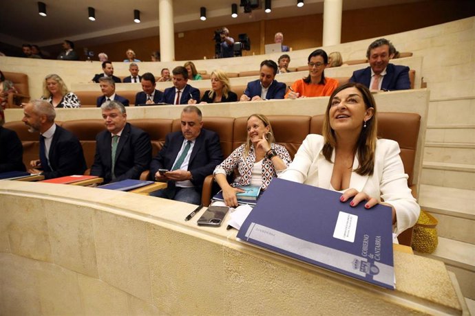 La Presidenta De Cantabria, María José Sáenz De Buruaga, En El Pleno Del Parlamento En El Que Ha Comparecido Para Informar Sobre Los Nombramientos De Los Miembros Del Gobierno