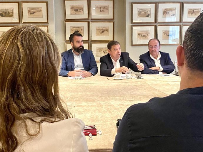 Planas (centro, al fondo) interviene en la reunión con empresarios en Córdoba.