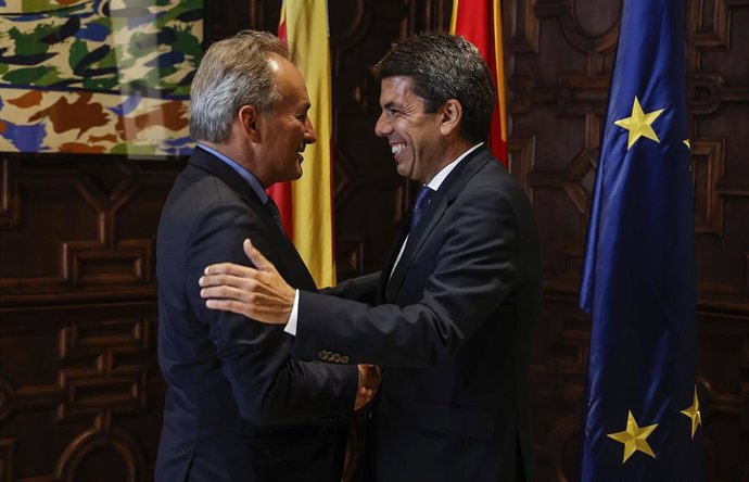 (I-D) El conseller d'Agricultura, Pesca i Alimentació, José Luis Aguirre y el presidente de la Generalitat valenciana, Carlos Mazón tras el anuncio de la composición del Consell de la XI Legislatura