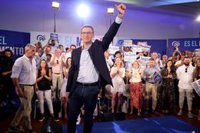 Feijóo aclara que el parón de un día en la campaña se debe a una lumbalgia y espera "aguantar" lo que queda