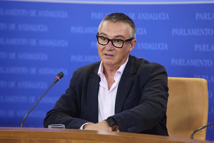 El portavoz del Grupo Parlamentario Vox, Manuel Gavira, durante la ronda de ruedas de prensa de portavoces de los grupos parlamentarios en el Parlamento de Andalucía, a 19 de julio de 2023 en Sevilla (Andalucía, España). Los portavoces de los grupos par
