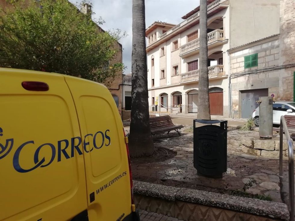 Archivo - Furgoneta Correos