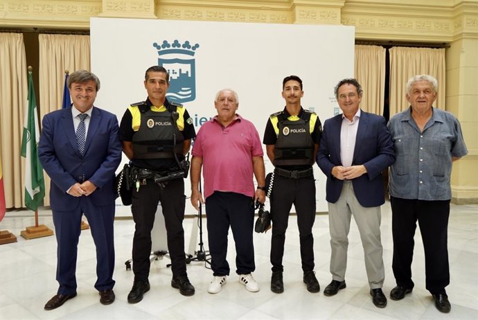 Policías locales que salvaron la vida a un hombre en parada cardiorrespiratoria en Málaga