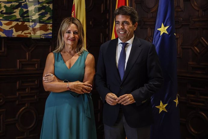 La consellera de Innovación, Industria, Comercio y Turismo, Nuria Montes, y el presidente de la Generalitat, Carlos Mazón.