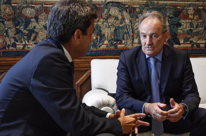 (I-D) El presidente de la Generalitat valenciana, Carlos Mazón y el conseller d'Agricultura, Pesca i Alimentació, José Luis Aguirre.