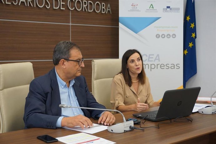 Gálvez explica a los empresarios las ayudas junto a Gisbert.