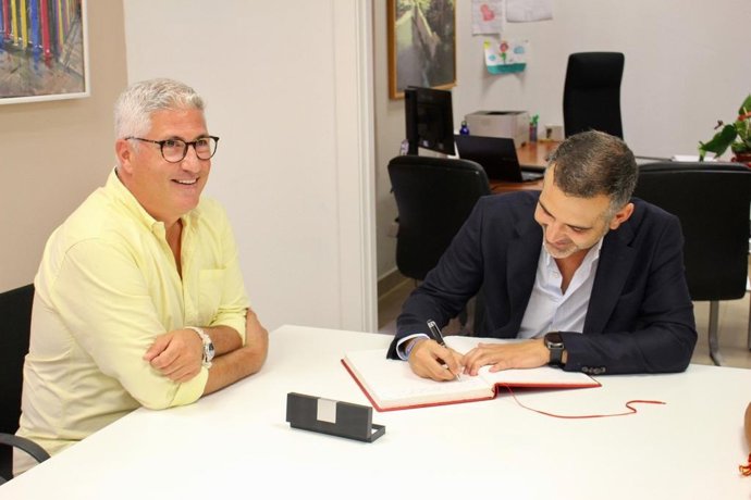 El alcalde de Huércal de Almería junto al consejero de Sostenibilidad, Medio Ambiente y Economía Azul de la Junta de Andalucía.