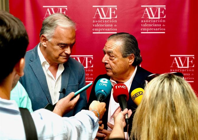 El presidente de la Asociación Valenciana de Empresarios (AVE), Vicente Boluda, junto al cabeza de lista por el PP al Congreso de los Diputados, Esteban González Pons, antes de participar en un encuentro de AVE