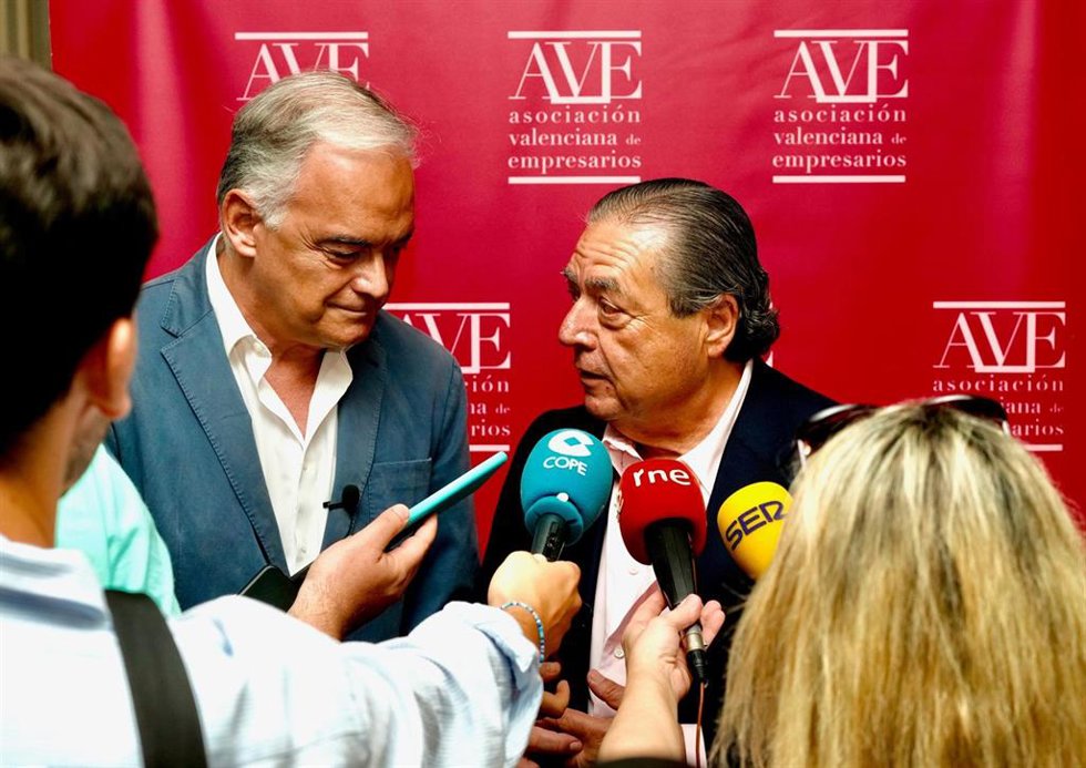 El presidente de la Asociación Valenciana de Empresarios (AVE), Vicente Boluda, junto al cabeza de lista por el PP al Congreso de los Diputados, Esteban González Pons, antes de participar en un encuentro de AVE