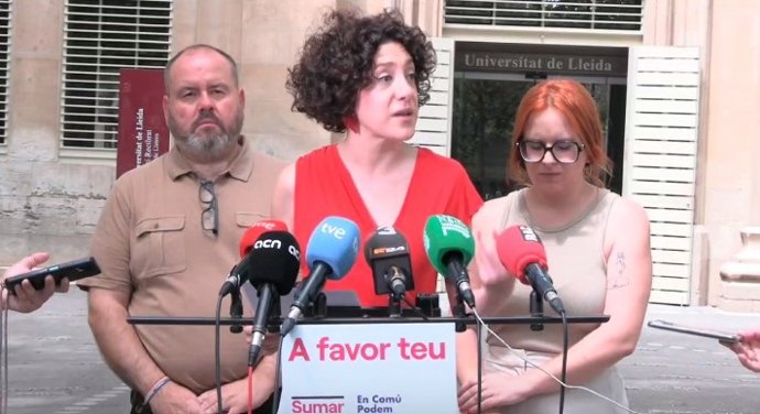 La cabeza de lista de Sumar-En Comú Podem al Congreso por Barcelona, Aina Vidal, junto con Joan Mena y Elena Ferre