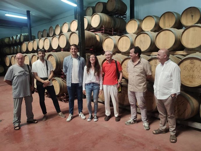 Jorge Pueyo y Laura Vergara, de Sumar-Aragón, en su visita a una bodega en Cariñena.