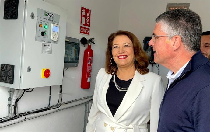 Archivo - Foto de archivo de la consejera de Agricultura, Pesca, Agua y Desarrollo Rural, Carmen Crespo, con el alcalde de Nerja, José Alberto Armijo. 