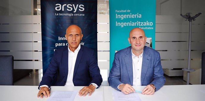 El chief product officer de Arsys, Miguel Martínez-Vélez, y el decano de la Facultad de Ingeniería, Asier Perallos.