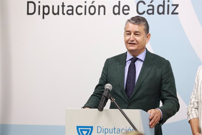 Antonio Sanz comparece ante los medios durante su visita a la Diputación Provincial de Cádiz.