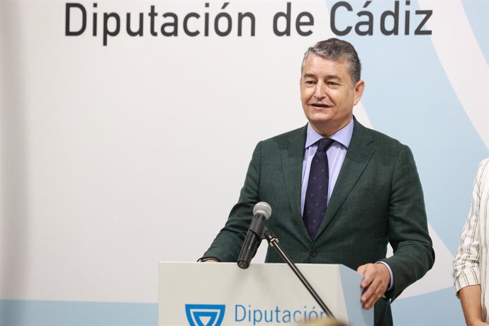 El consejero de la Presidencia, Interior, Diálogo Social y Simplificación Administrativa, Antonio Sanz (i), comparece ante los medios durante su visita a la Diputación Provincial de Cádiz. A 19 de julio de 2023 en Cádiz (Andalucía, España).