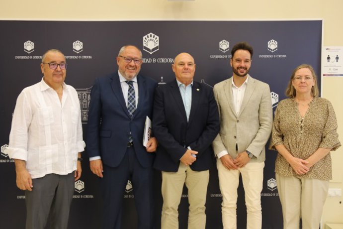 Responsables de la Universidad de Córdoba y la Real Academia de Ciencias Veterinarias de Andalucía Oriental tras la firma del acuerdo.