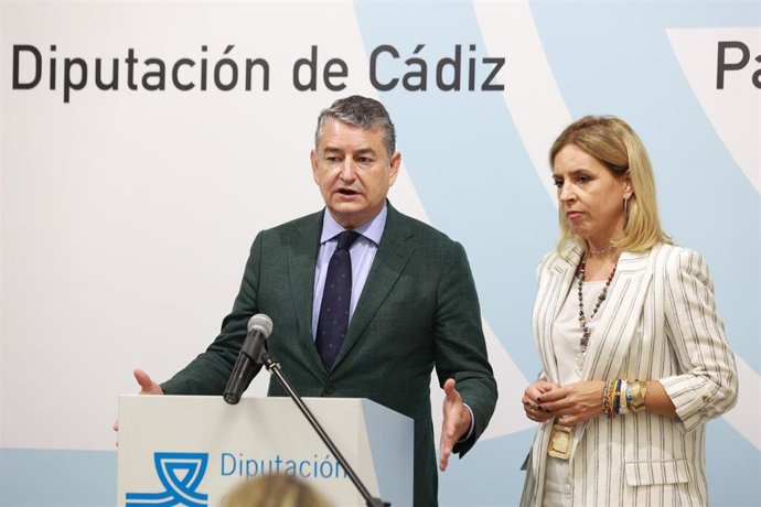 Antonio Sanz con la presidenta de la Diputación de Cádiz, Almudena Martínez.